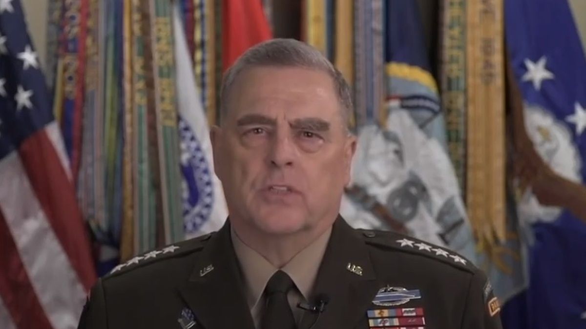 Generał przeprosił za zdjęcia z Trumpem.