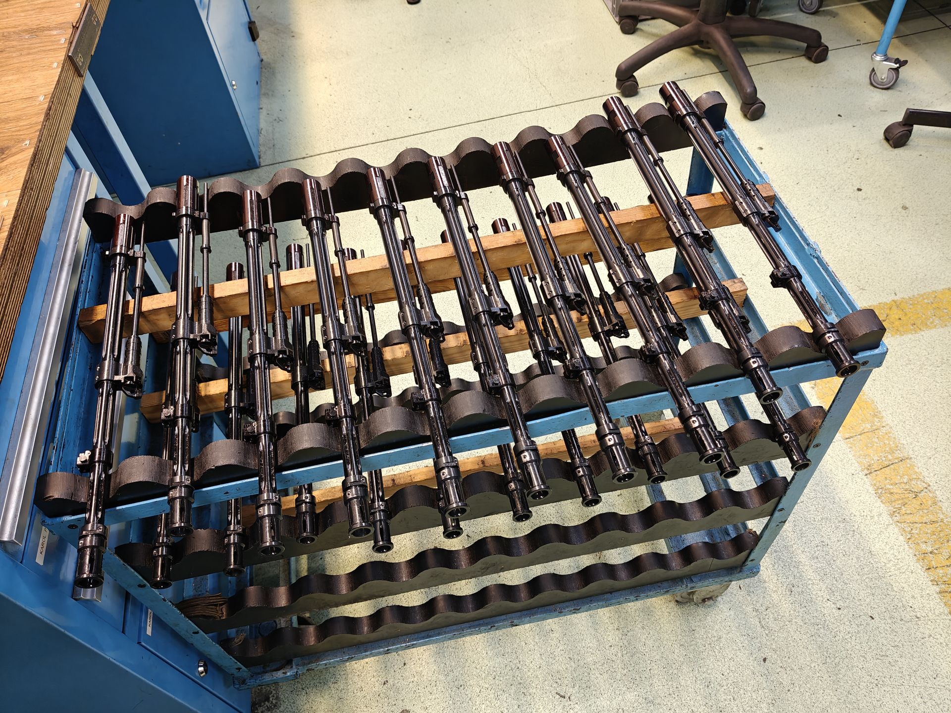 Zespoły luf wraz z bokami gazowymi na stanowisku testowym.