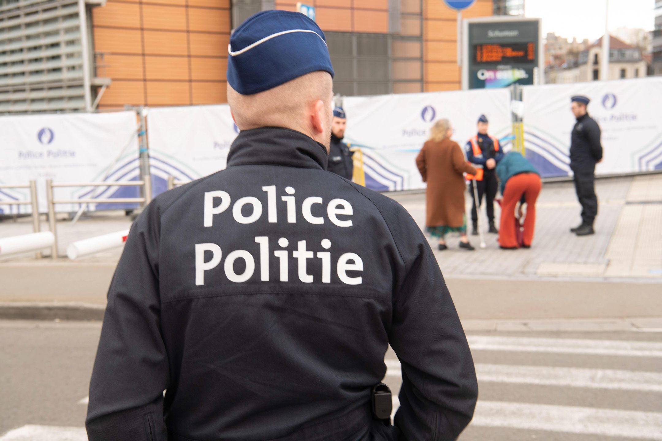 Policja
Bruksela, Belgia, 24.03.2023. Policja przy budynku "Europa" w Brukseli, 24 bm. w drugim dniu szczytu Unii Europejskiej. (al/doro) PAP/Andrzej Lange
Andrzej Lange
Bruksela, drugi dzie� szczytu, patrol, polityk, polityka, szczyt, UE, Unia Europejska, zabezpiecza