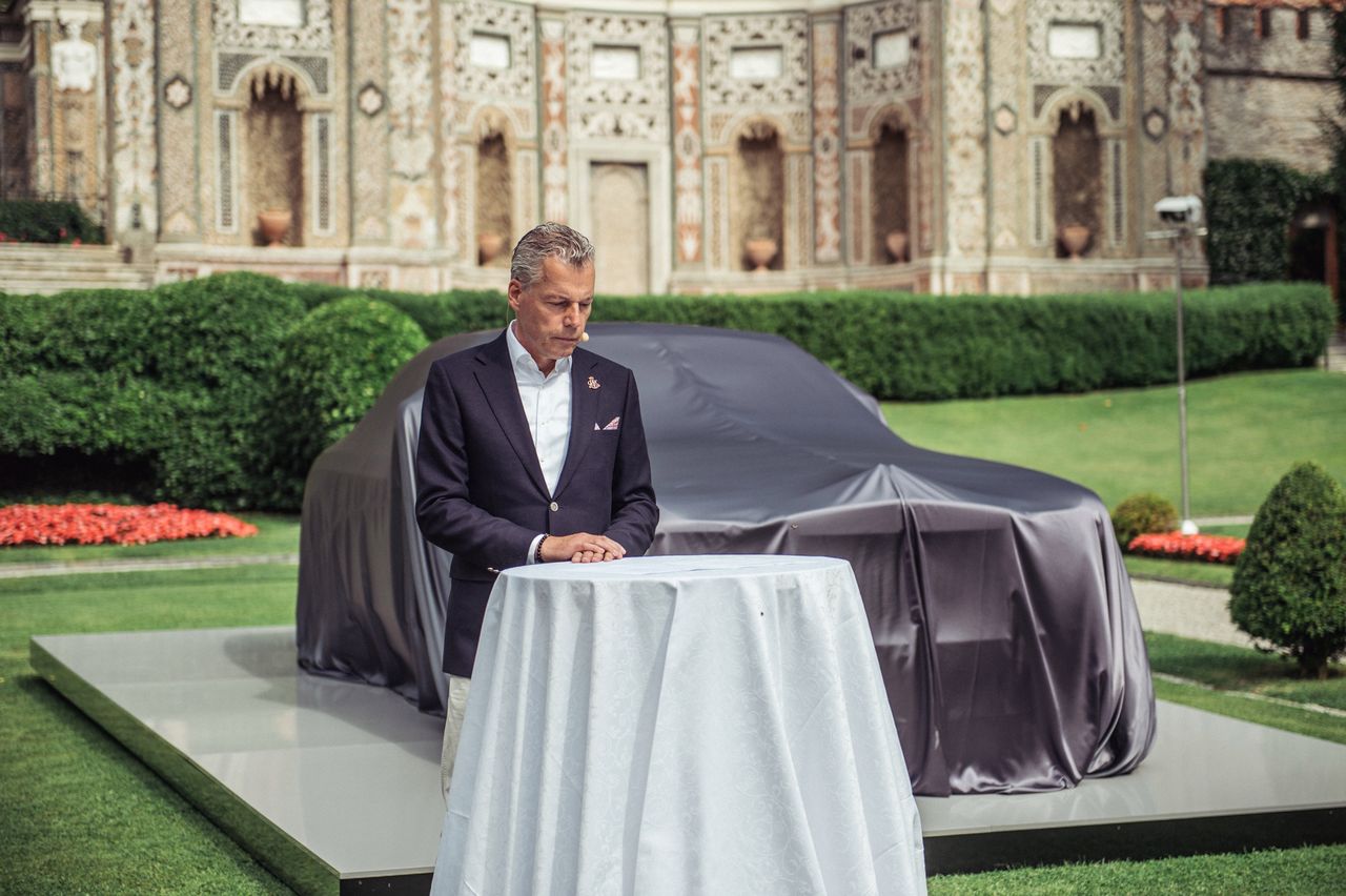 Światowa premiera samochodu Rolls-Royce Sweptail. Na zdjęciu Torsten Müller-Ötvös, dyrektor generalny firmy Rolls-Royce.