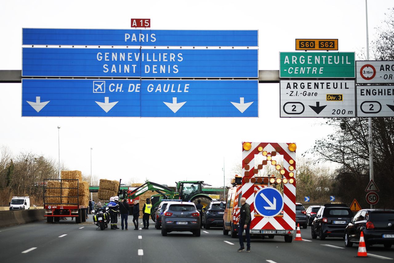 France: Massive farmers protests, "siege under Paris"