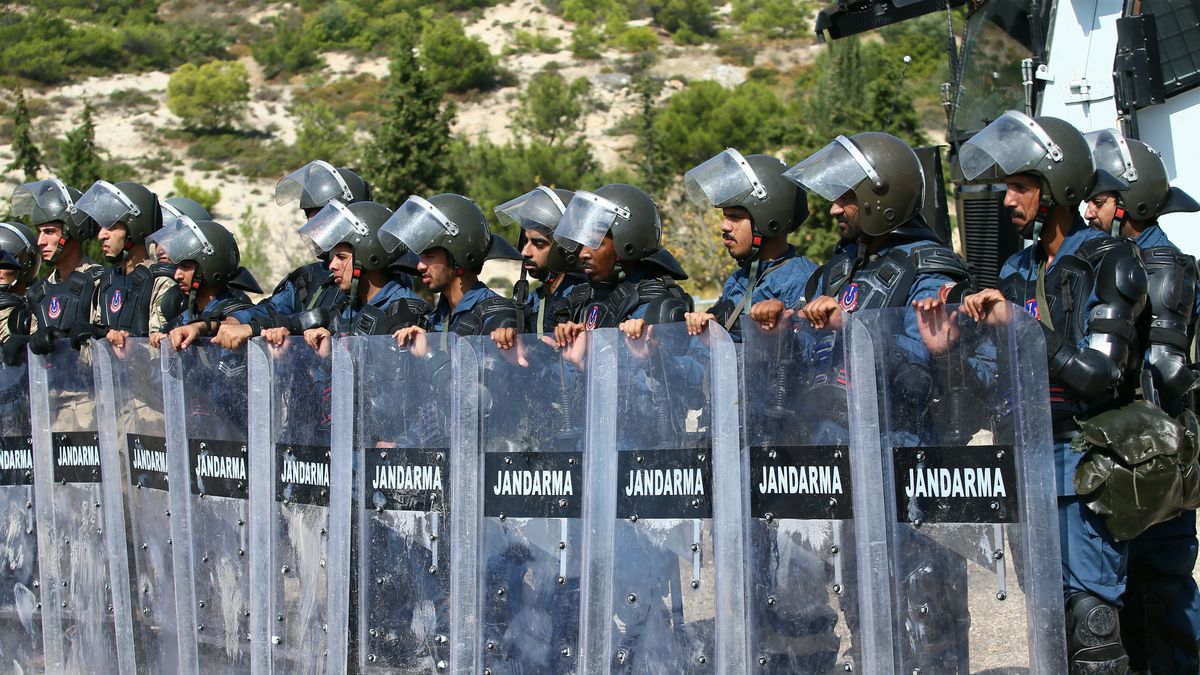 IZMIR, TURKEY - OCTOBER 21: Qatari police take part in a training program at  Foca Gendarmerie Commando School  and Training Center in Izmir, Turkey on October 21, 2019. Upon request of Qatar Internal Security Command, a group of Qatari police prepared for the World Cup with practical trainings in a course under the coordination of Turkish Cooperation and Development Agency (TIKA)




 (Photo by Halil Fidan/Anadolu Agency via Getty Images)