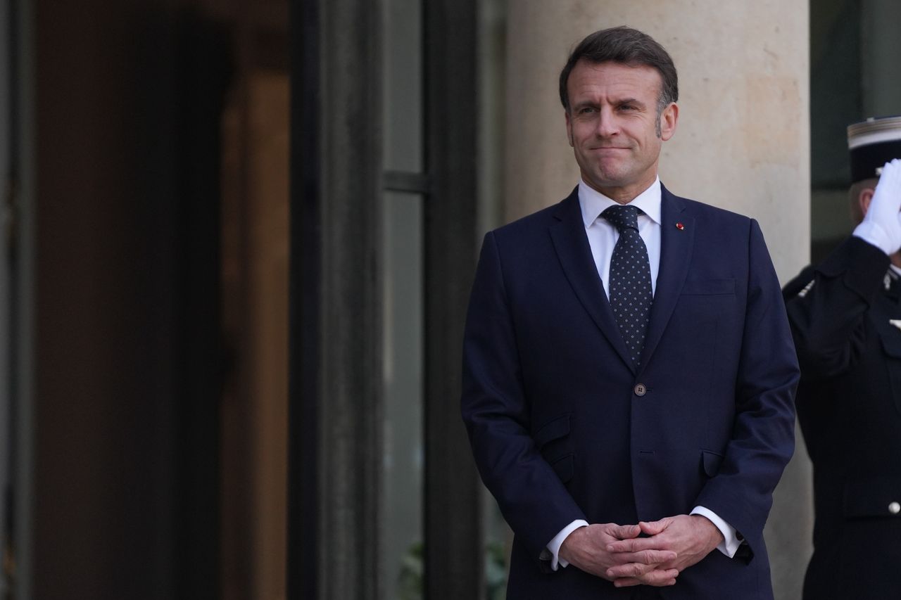 Macron chce rozmawiać z Putinem. "W odpowiednim momencie"