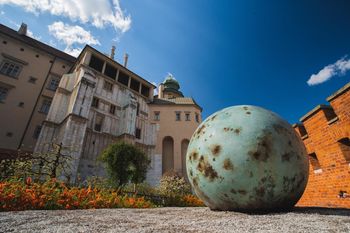Monumentalne jajo na Wawelu. Monumentalne instalacje
