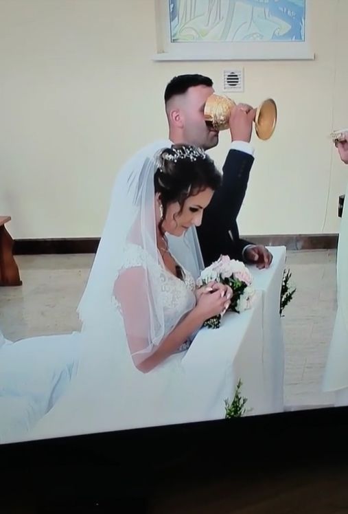 Panna młoda uraczyła się winem mszalnym podczas ślubu