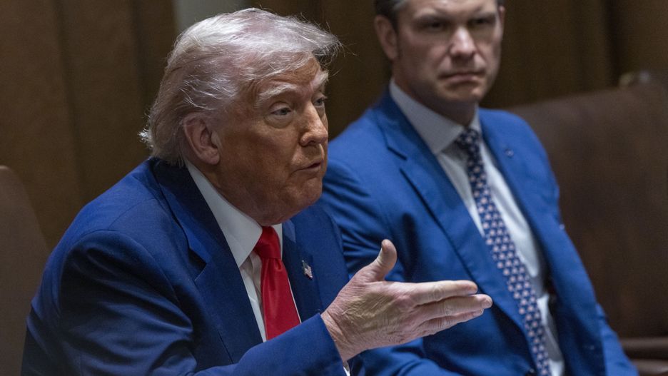 US President Donald J. Trump hosts a cabinet meeting
epa12023594 US President Donald J. Trump (L) responds to a question from the news media during a Cabinet meeting in the Cabinet Room of the White House in Washington, DC, USA, 10 April 2025.  EPA/SHAWN THEW / POOL 
Dostawca: PAP/EPA.
SHAWN THEW / POOL
government, flag, politics