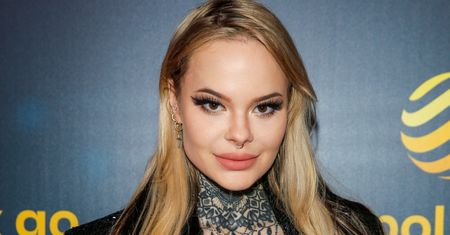 Monika Miller na wakacjach. Kusi zdjęciami w basenie w miłosnym uścisku z chłopakiem