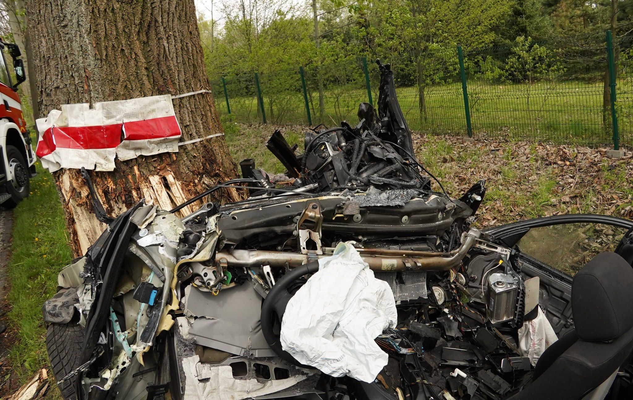 Śmiertelny wypadek w Mikołowie. Nie żyje kierowca BMW, który rozbił auto o drzewo. fot. KPP Mikołów