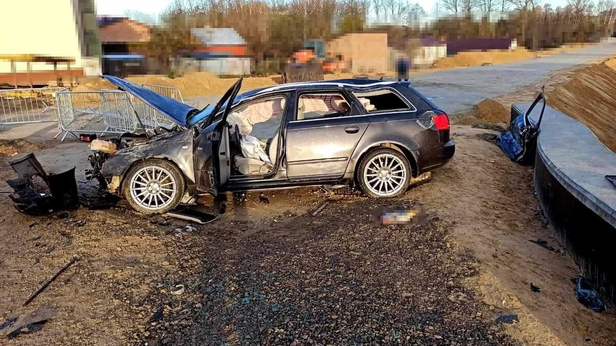 Uszkodzone audi po uderzeniu w betonowy murek