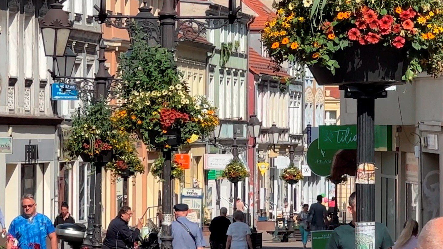 36. Szlichtyngowa - spadek liczby mieszkańców o 2,67 proc.- liczba mieszkańców w 2024 roku: 1 240- liczba mieszkańców w 2019 roku: 1 274- różnica: -3437. Rzepin - spadek liczby mieszkańców o 2,41 proc.- liczba mieszkańców w 2024 roku: 6 348\- liczba mieszkańców w 2019 roku: 6 505- różnica: -15738. Małomice - spadek liczby mieszkańców o 1,79 proc.- liczba mieszkańców w 2024 roku: 3 396- liczba mieszkańców w 2019 roku: 3 458- różnica: -6239. Kostrzyn nad Odrą - spadek liczby mieszkańców o 1,70 proc.- liczba mieszkańców w 2024 roku: 17 428- liczba mieszkańców w 2019 roku: 17 730- różnica: -30240. Zielona Góra - spadek liczby mieszkańców o 1,67 proc.- liczba mieszkańców w 2024 roku: 138 869- liczba mieszkańców w 2019 roku: 141 222- różnica: -2 353