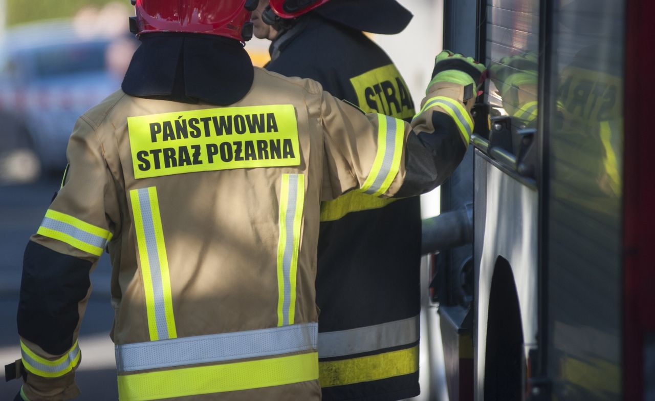 Odpalili fajerwerki w domu. Strażacy ewakuowali 12 osób