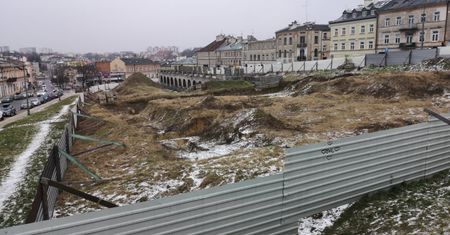 Miał być podziemny parking, jest rozkopana przez archeologów działka. Co z budową Alchemii?