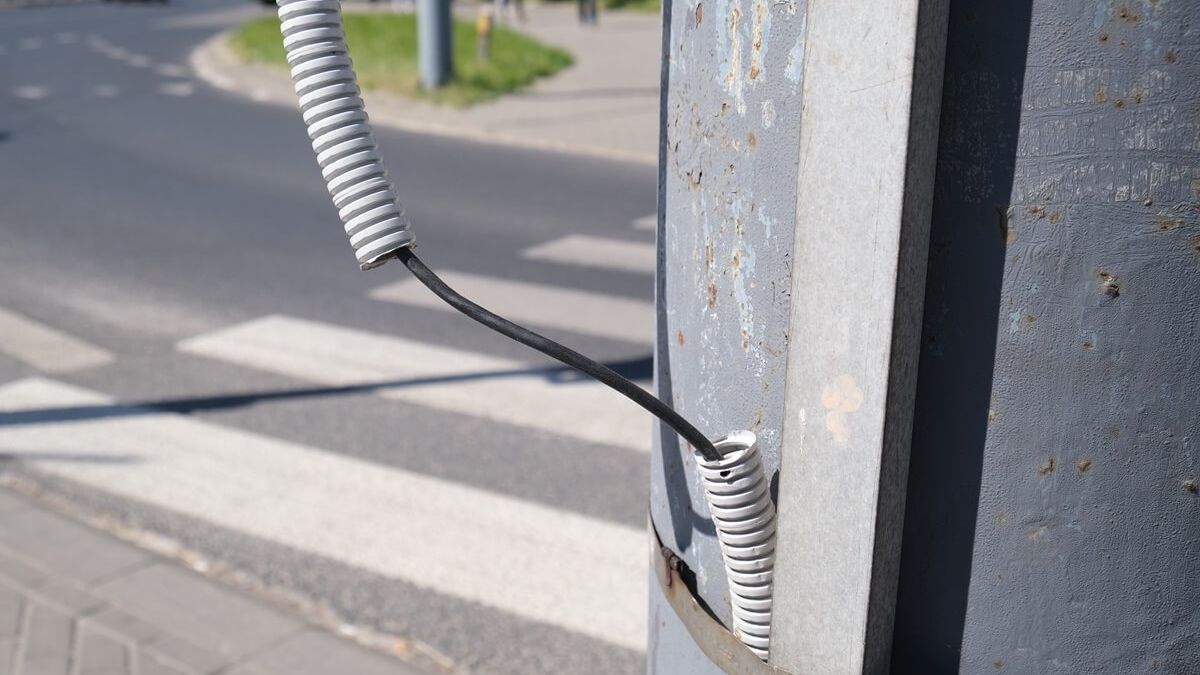 Niezabezpieczony kabel na słupie