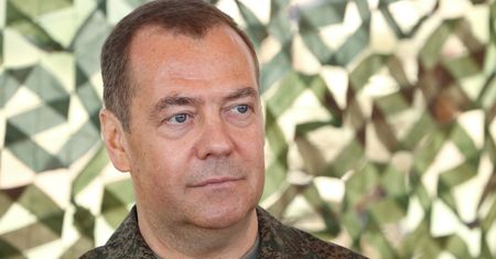 Miedwiediew odleciał. "Emerytowany głupek"