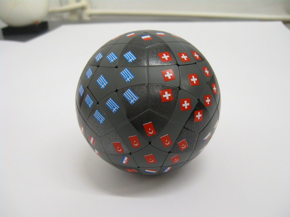 Kostka Rubika w formie piłki gadżetem na Euro 2012?