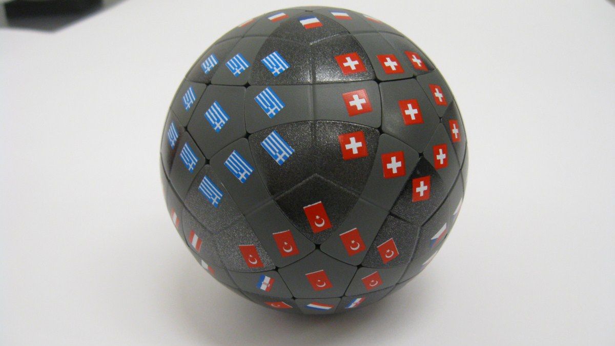 Kostka Rubika w formie piłki gadżetem na Euro 2012? 1
