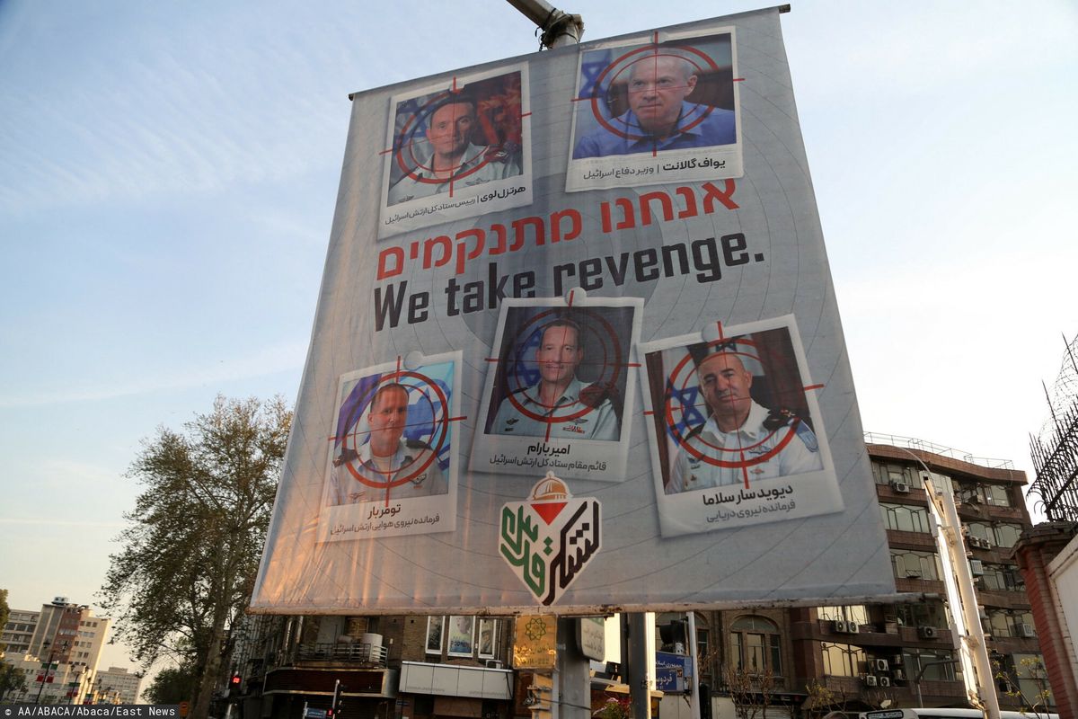 Widok plakatów wyrażających sprzeciw wobec Izraela po ataku na irańską placówkę dyplomatyczną w stolicy Syrii