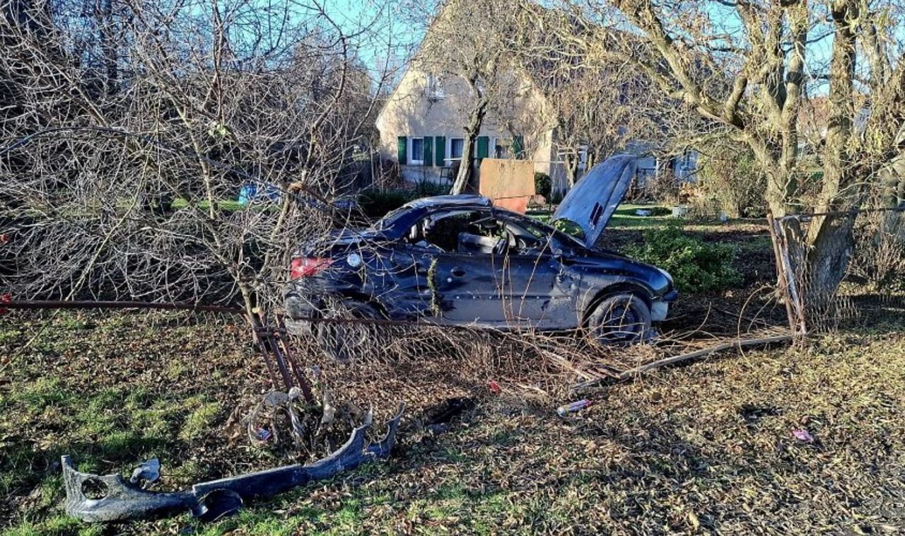 Wądroże Małe: Dachowanie auta. 24‑latka wypadła z pojazdu