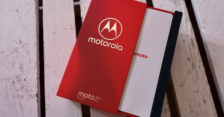 Motorola Moto Z3 Play - smartfon z bardzo pojemnym akumulatorem (albo i nie) w Polsce