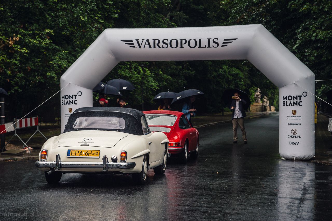 Mimo niesprzyjającej pogody na starcie Varsopolis pojawiła się bogata stawka najbardziej ekskluzywnych pojazdów zabytkowych (fot. Mateusz Żuchowski)