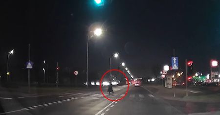 Bezmyślne zachowanie na drodze. Pieszy wbiegł wprost pod auta