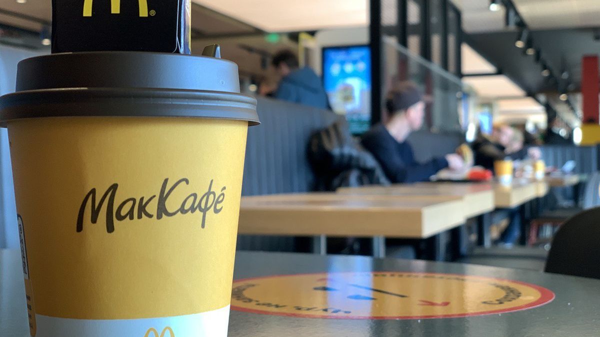 MOSCOW, RUSSIA - MARCH 09: A view from a McDonald's restaurant in Moscow, Russia on March 09, 2022. McDonaldâs said temporarily closing all of its 850 restaurants in Russia in response to the country's attacks of Ukraine. (Photo by Sefa Karacan/Anadolu Agency via Getty Images)