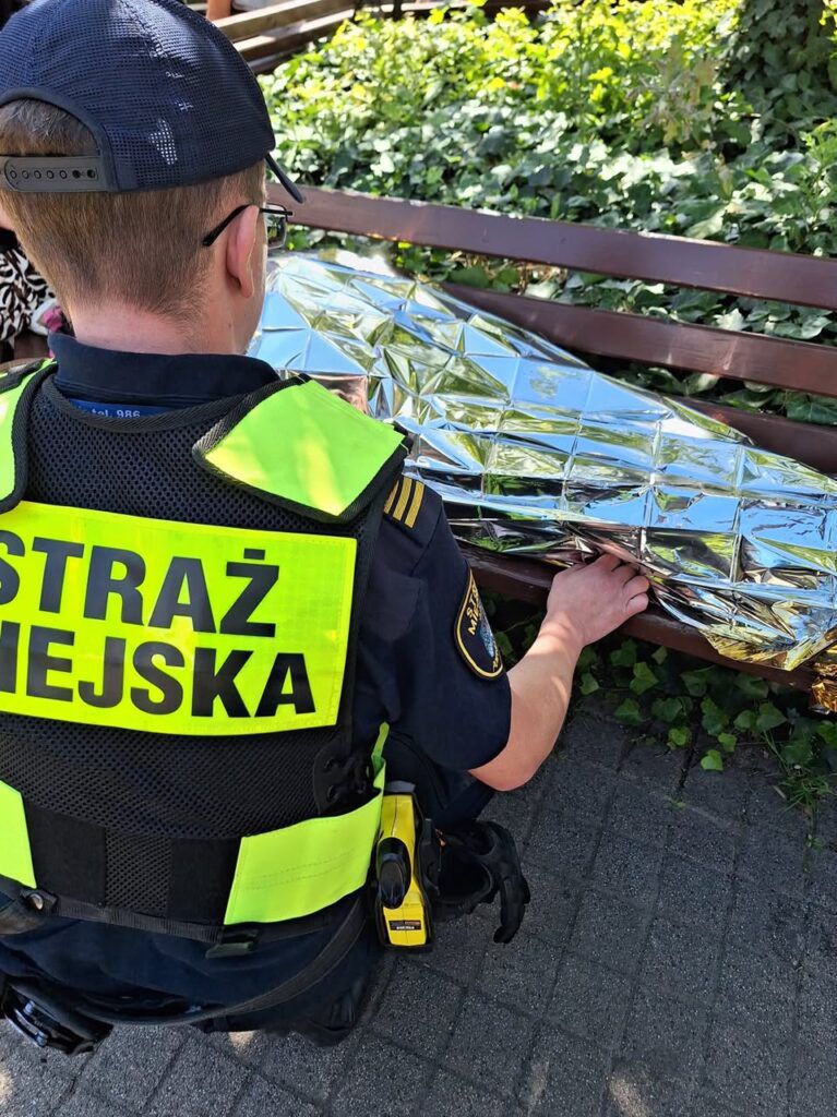 Seniorka zasłabła w centrum Poznania. Pomógł przechodzień i straż miejska