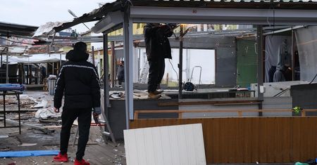 W ruch poszły młoty, łomy, piły i wiertarki. Trwa rozbiórka targowiska w Lublinie. Co powstanie w tym miejscu? [ZDJĘCIA]