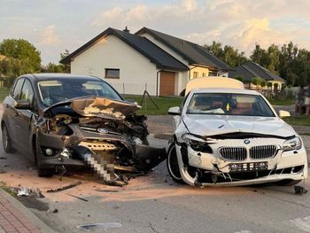 Gołąb: 43-latka w bmw nie widziała zbliżającego się forda i zajechała mu drogę. Trzy osoby w szpitalu