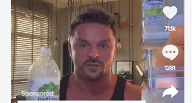 Qczaj promuje Żywiec Zdrój na TikToku