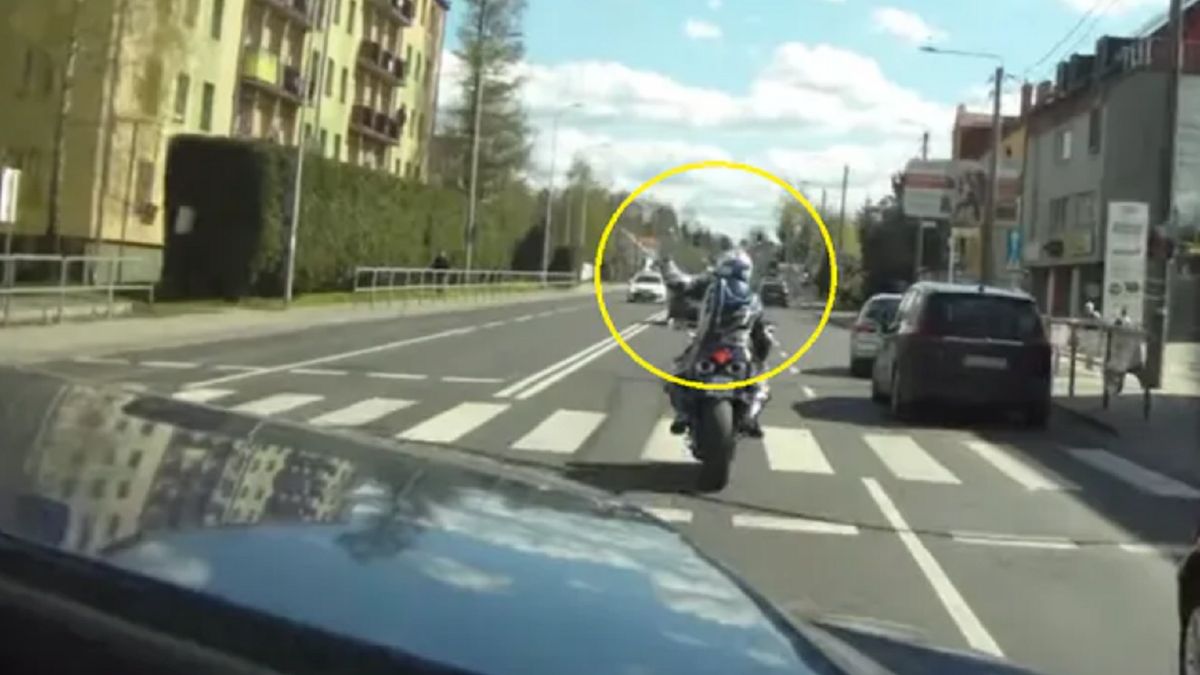 Wulgarne zachowanie motocyklisty. Filmik trafił do sieci