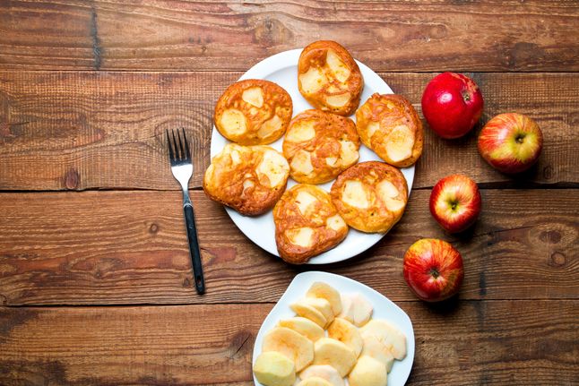 Domowe placuszki na talerzu i jabłka
