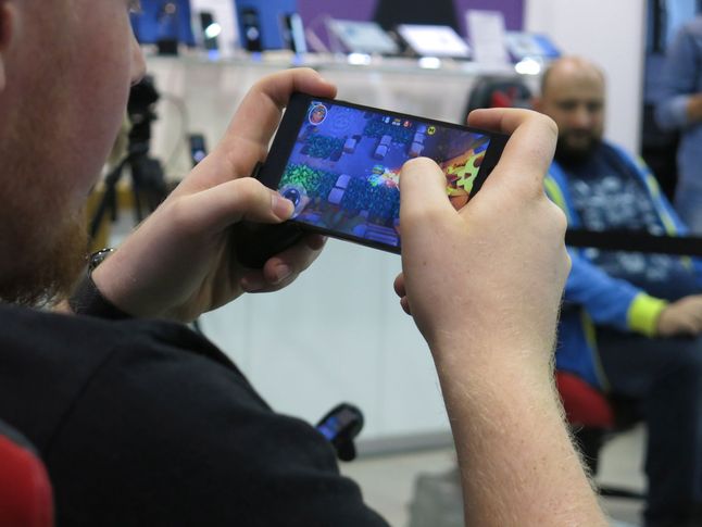 Pobijanie rekordu Guinnessa w graniu na telefonie komórkowym