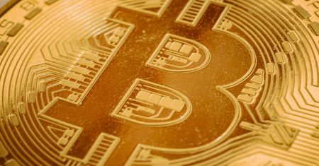 Atak na Iran. Bitcoin zyskuje, a srebro traci