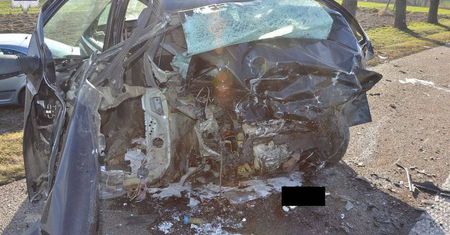 Wypadek w Rogoźnica Kolonia. Czołowe zderzenie fiata i skody