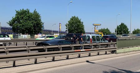 Stłuczka lamborghini huracana evo w Warszawie. Auto spotkało się z renault kangoo