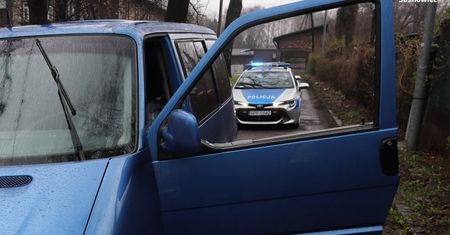 Śląskie. Pościg ulicami Sosnowca, uszkodzone auto policji. Kierowca pobudzony