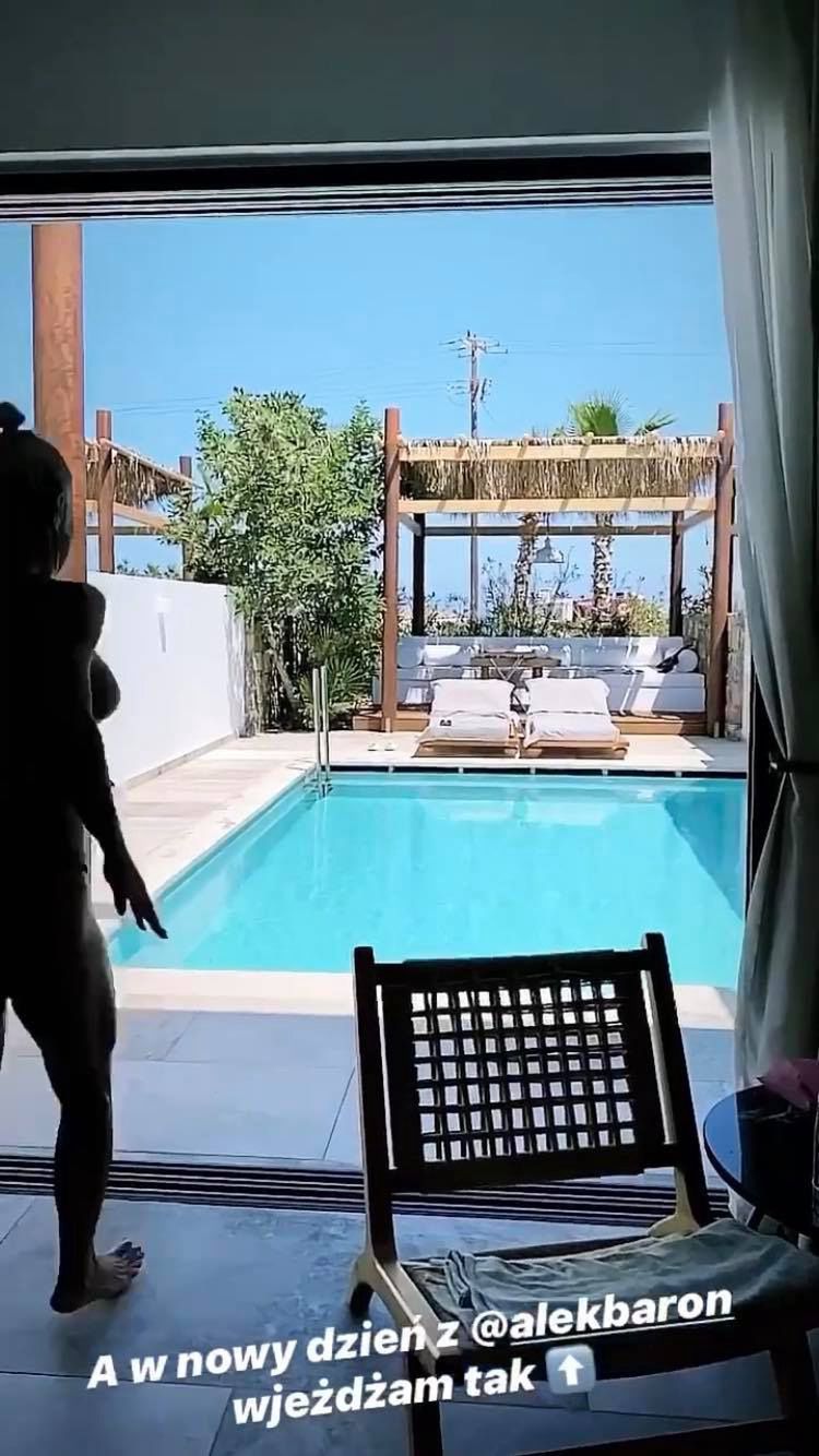 Blanka Lipińska wskakuje topless do basenu