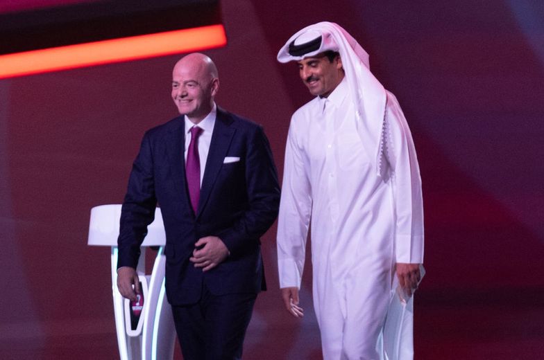 Na zdjęciu szef FIFA Gianni Infantino oraz emir Kataru Tamim ibn Hamad Al Sani