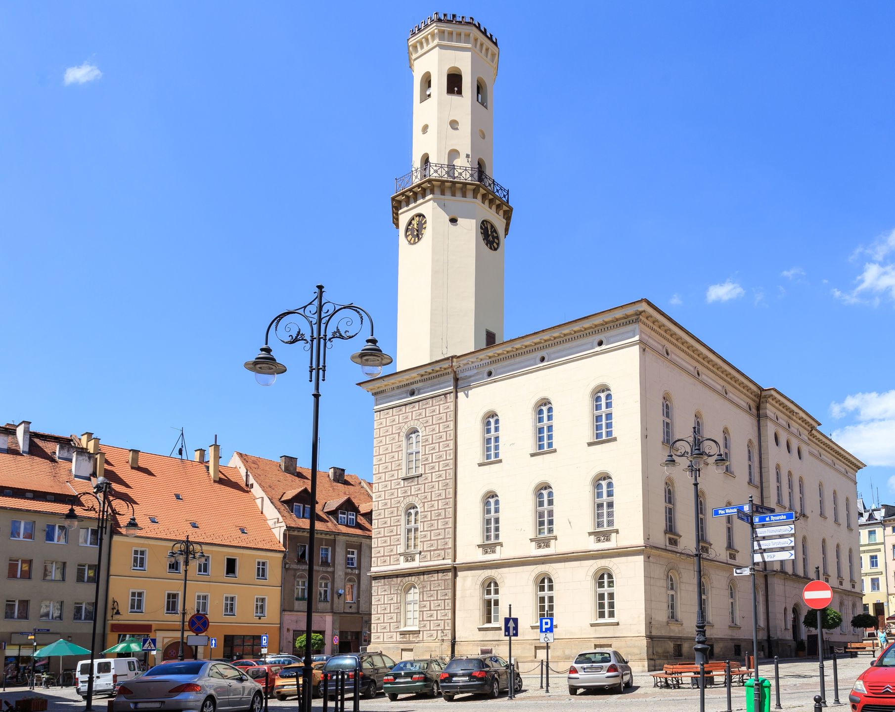 Mówi się, że bystrzycki ratusz przypomina styl charakterystyczny dla okolic Florencji
