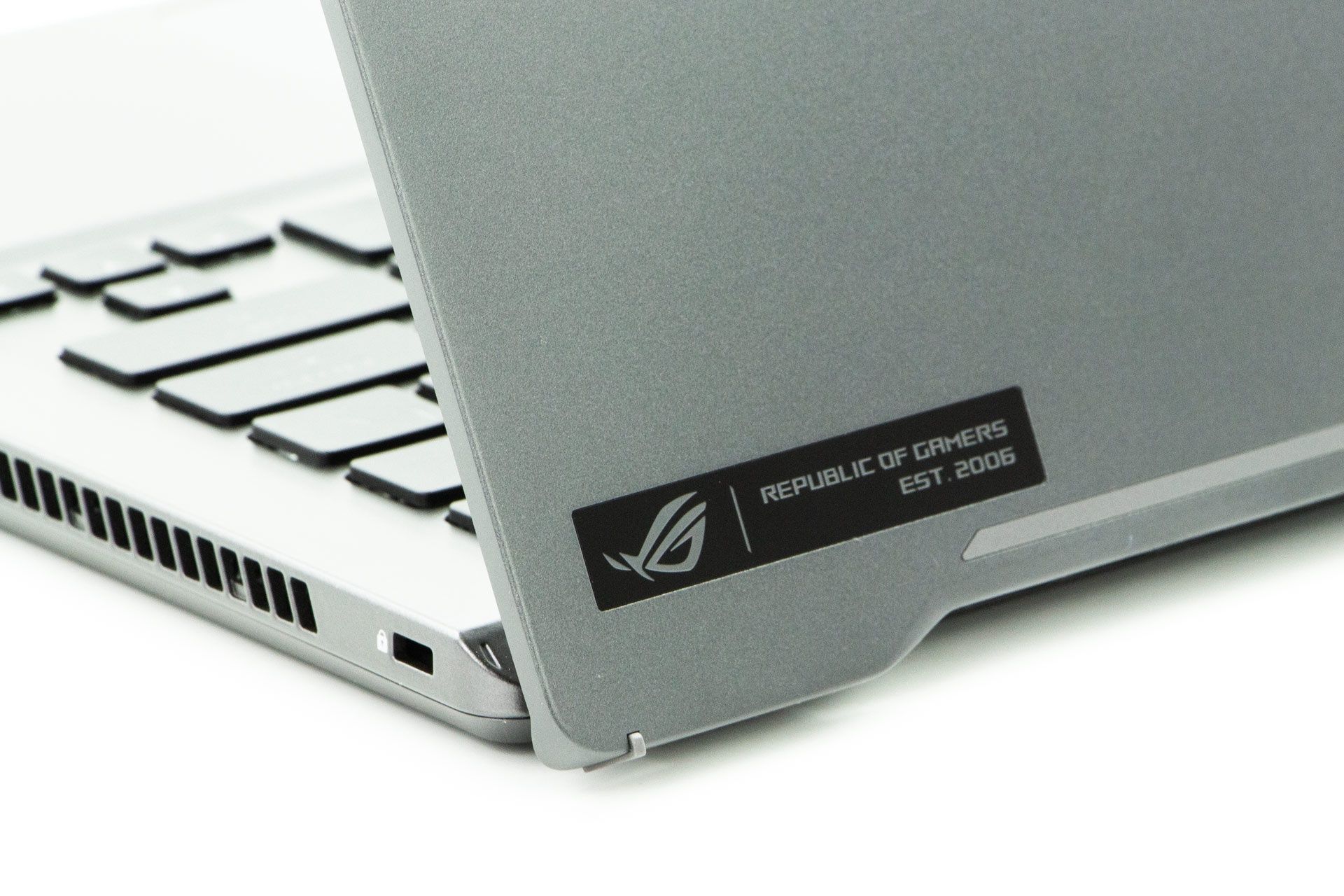 ASUS ROG Zephyrus G14 GA401IV - laptop roku?