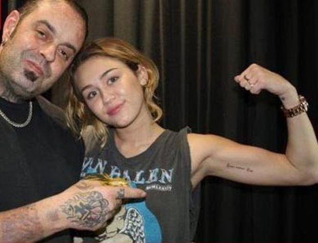 Nowy tatuaż Miley! "LOVE NEVER DIES" (FOTO)