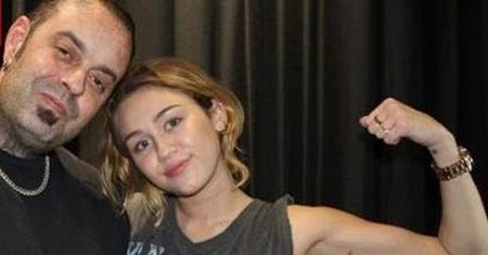 Nowy tatuaż Miley! "LOVE NEVER DIES" (FOTO)