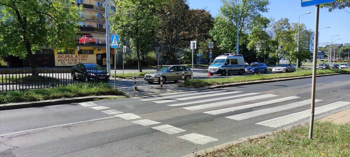 Rowerzysta wjechał w bok volkswagena na przejściu dla pieszych