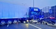 Ciężarówka uderzyła w bariery na A4. Po chwili w naczepę wbiło się audi