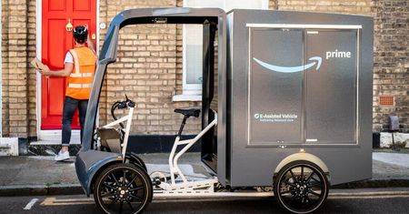 Amazon zmienia dostawy. Będzie woził paczki rowerami