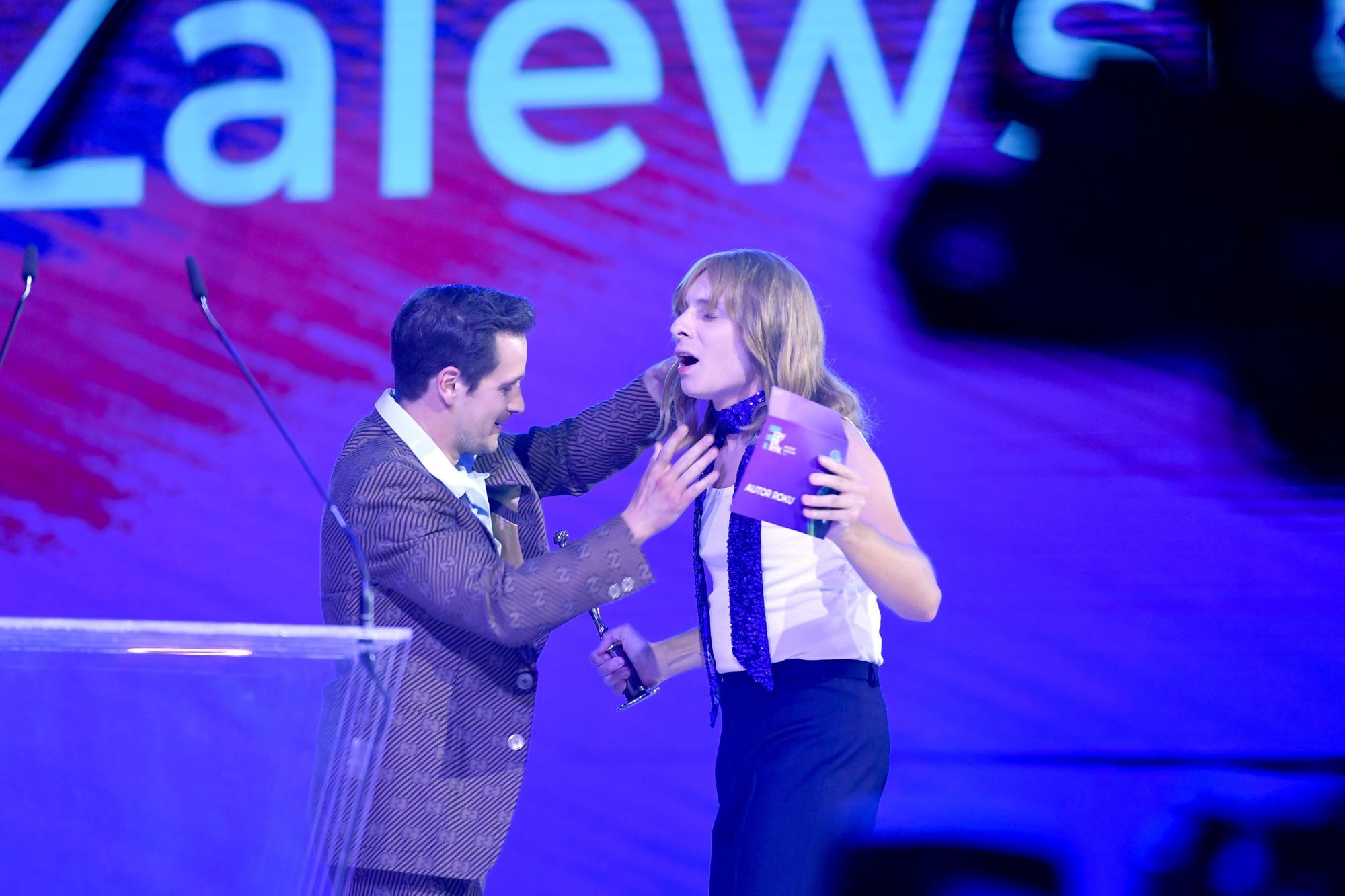 Fryderyki 2021. Krzysztof Zalewski całuje na scenie Ralhpa Kamińskiego
