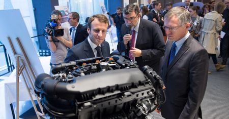 Prezydent Macron mówi o powrocie produkcji do Francji. Co to oznacza dla polskich fabryk?