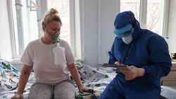 Nocne pocenie się. Lekarz ostrzega przed charakterystycznym objawem COVID-19