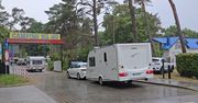 Mimo deszczu przyjechali nad morze. Oto co rozkładają na plażach